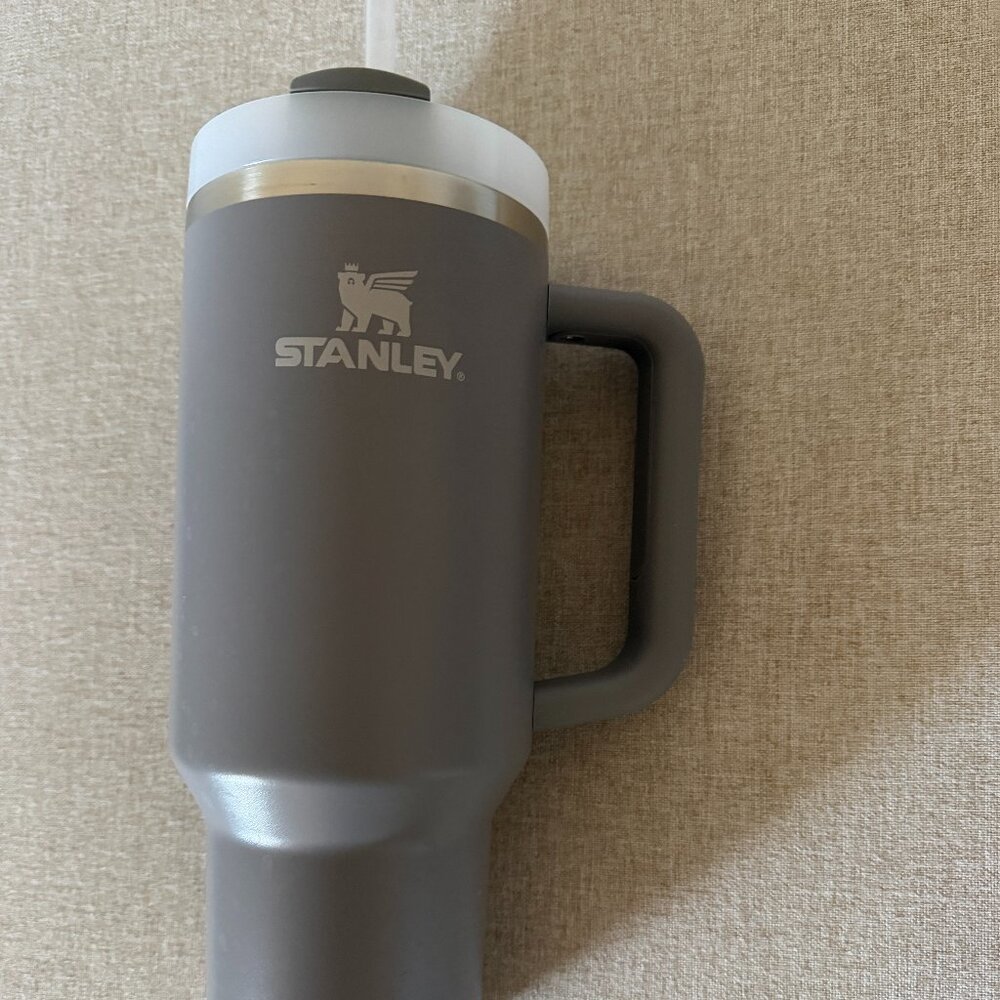 NWOT STANLEY Quencher H2.0 Tumbler with Handle and Straw - 40 Oz - Color Stone